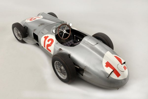 Вариациите по тема от Фанджо продължават. Тази "сребърна стрела" е управлявана от аржентинеца през 1954 и му носи две победи, както и втората му световна титла във Формула 1. Бе продадена в Гудууд през 2013 и си остава най-скъпият автомобил за всички времена - ако не броим Ferrari. 
